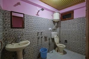 马拉里Voyageur Nest的一间带水槽和卫生间的浴室
