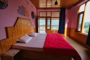 马拉里Voyageur Nest的一间带一张大床的卧室,位于带窗户的房间内
