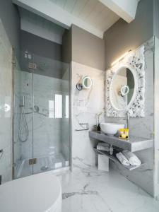 卡利亚里Boutique Hotel Carlo Felice的带淋浴、盥洗盆和镜子的浴室