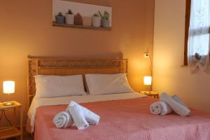 佩斯科勒海滨Tenuta Li Fani Residence Hotel的一间卧室配有带毛巾的床