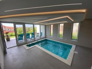 乔保克MAGNOLIA Room & Spa - ADULTS ONLY的一座带窗户的大型游泳池