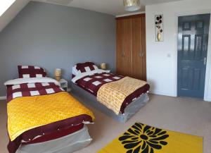 曼彻斯特Queens Rooms, a Perfect Stay, Next to Shopping Parks and Central Manchester的一间带两张床的卧室和地毯