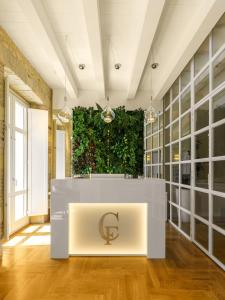 卡利亚里Boutique Hotel Carlo Felice的植物间的桌子