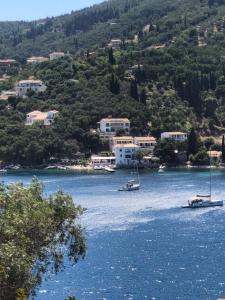 卡拉米Villa Nena - Studio Suites的两艘船在水体上,有一座城镇