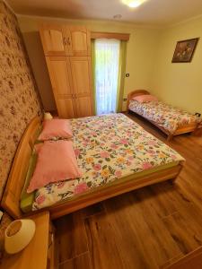 伊利尔斯卡比斯特里察Domačija Bubec的一间卧室,配有两张床