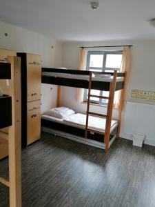 汉堡圣保利背包客旅舍 的客房设有两张双层床和一扇窗户。