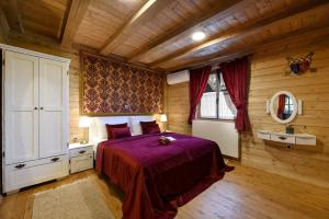 普利特维采湖Lakeside Hotel Plitvice的木制客房内的一间卧室,配有一张床