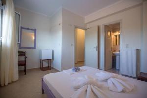艾拉方索斯Elafonisos Amazing View的卧室配有白色床和毛巾