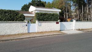 佩萨克Maison Lucilda的房屋前的白色围栏