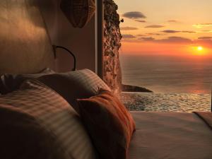 圣尼古拉奥斯Etheria Luxury Villas & Suites的一间卧室设有一张床,享有海景