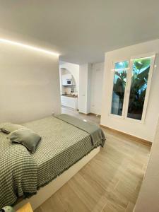 桑卢卡尔-德巴拉梅达Barrameda Rooms Reformado Junio 2021的一间卧室设有一张床和一个大窗户