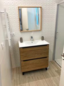 桑卢卡尔-德巴拉梅达Barrameda Rooms Reformado Junio 2021的一间带水槽和镜子的浴室