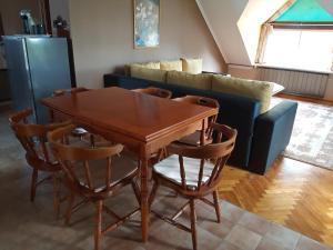 鲍洛通拜雷尼Tilesch Apartment的带沙发的客厅配有桌椅