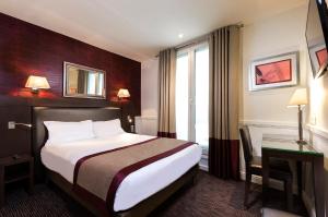 巴黎爱丽舍弗劳贝特酒店的酒店客房设有床和窗户。