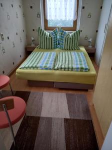 伦斯泰格地区施米德费尔德Rennsteigwohnung Rust的小房间设有一张带绿色沙发的床
