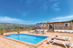 弗里希利亚纳Casa La Araucaria的一座带游泳池和房子的别墅