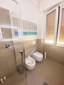 科莫Casa Di Marco的带淋浴、卫生间和盥洗盆的浴室
