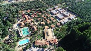巴雷里尼亚斯普雷格伊萨斯港度假酒店的享有带游泳池的房屋的空中景致