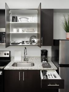 格里尔stayAPT Suites Greenville-Greer/BMW的厨房配有水槽和台面