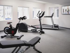 格里尔stayAPT Suites Greenville-Greer/BMW的健身房设有数辆健身自行车和跑步机