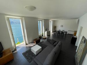 OriaLugano Lake, nido del cigno的客厅配有沙发和桌子