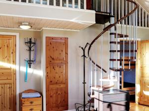 Vittsjö6 person holiday home in VITTSJ的一间设有螺旋楼梯和木门的房间