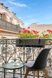 巴黎阿斯顿酒店的鲜花阳台的椅子和桌子