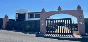 阿索马达Las Casitas Rusticas的房屋前的大门