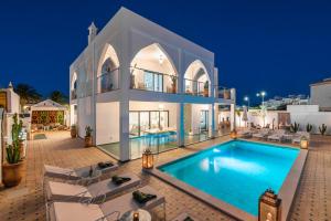 吉亚Riad Matias Galé - Luxury Villa with private pool, AC, free wifi, 5 min from the beach的夜间带游泳池的别墅