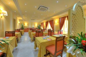 奥尔比亚全景酒店的餐厅设有黄色桌椅和黄色的桌椅