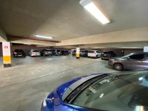 累西腓比安卡海滩酒店的车库内有许多停车位