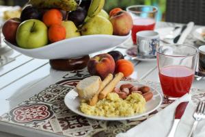 代森扎诺-德尔加达Maison N&M的一张桌子,上面放着一盘食物和一碗水果