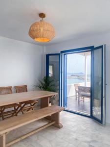 莫奈姆瓦夏LULU - Self Catering Accommodation的一间设有桌子的海景用餐室