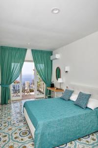 卡普里Malafemmena Guest House的酒店客房设有一张床和一个阳台。
