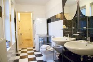 赞德沃特Casa 1-2-3的一间带两个盥洗盆和卫生间的浴室