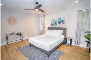 圣安东尼奥Brand New Remodeled 3BR2BA House Near Downtown的一间卧室配有一张床和吊扇