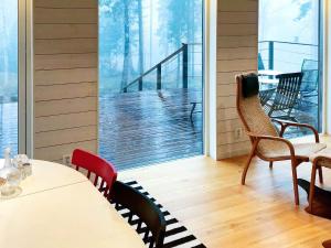 加普腾4 person holiday home in GARPHYTTAN的客房设有桌椅和阳台。