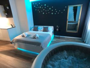 萨格勒布Apartment Zagreb Jacuzzi的一间卧室设有两张床和一个浴缸。