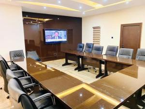 阿布贾MayFair Hotel Maitama Abuja的一间会议室,配有大桌子和椅子