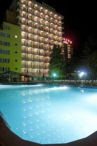 金沙Hotel Varshava的晚上在酒店前面的大型游泳池