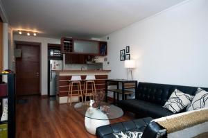 圣地亚哥Las Condes, Excelentes Apartamentos - Sofia Camilla Propiedades的客厅配有沙发和桌子