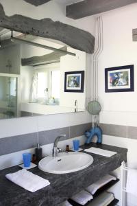 Blaison拉布特高赫尔住宿加早餐旅馆的一间带水槽和镜子的浴室