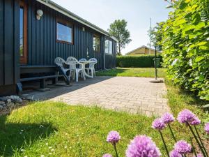 5 person holiday home in Juelsminde外面的花园