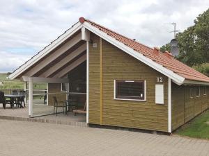 布罗艾厄7 person holiday home in Broager的一座带庭院的屋顶小房子
