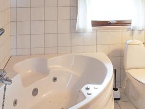 布罗艾厄7 person holiday home in Broager的带白色浴缸的浴室和卫生间