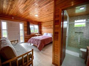 乌鲁比西Pousada Flor do Campestre的一间卧室设有一张床和一个步入式淋浴间。
