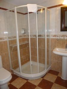 圣塞瓦斯蒂安乐库埃德酒店的带淋浴的浴室(带卫生间和水槽)