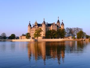 什未林盖茨霍夫祖尔嘉顿奎尔酒店的一座大城堡,位于一大片水面上