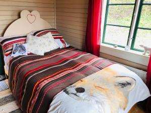 阿沃斯塔Fisherman s Cottage overlooking the river的一间卧室,床上有一只灌满狐狸的睡床