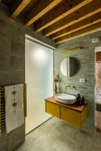 阿卡Two Wells Zimmer Suite的一间带水槽和镜子的浴室